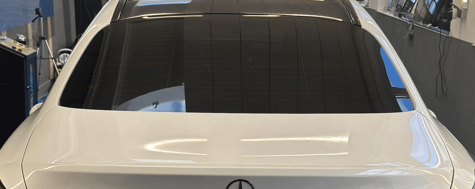 Weiße Mercedes Limousine mit getönter Heckscheibe