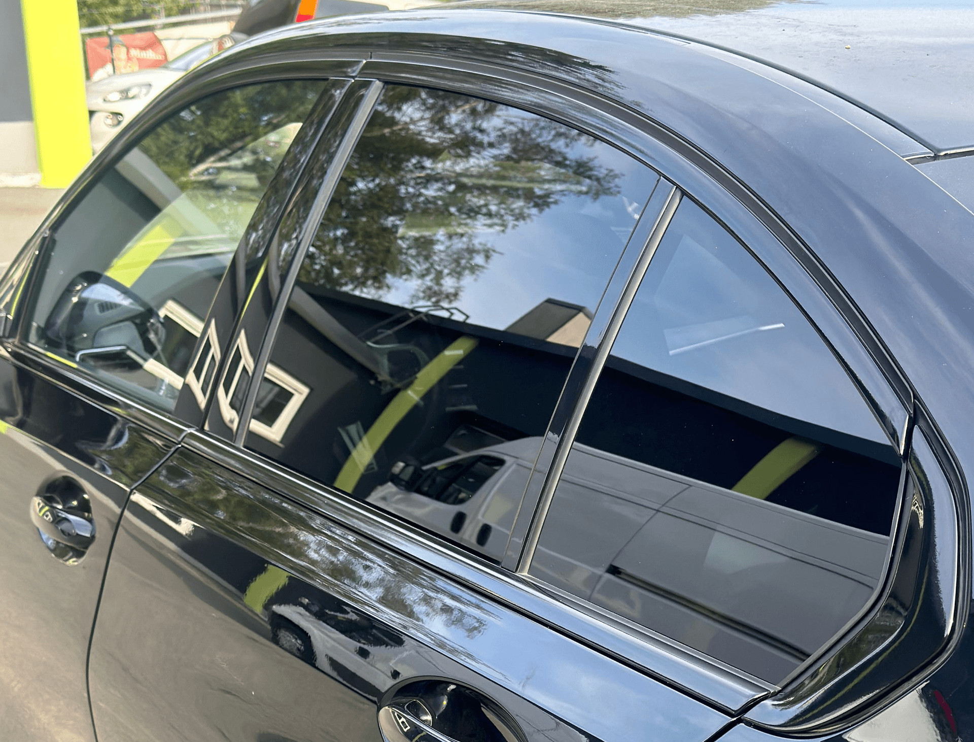 Chrome Delete am Rahmen einer Sportlimousine (nachher).