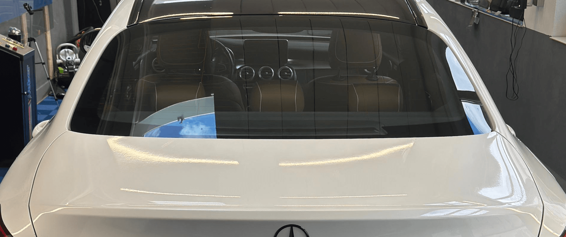 Weiße Mercedes Limousine mit ungetönter Heckscheibe