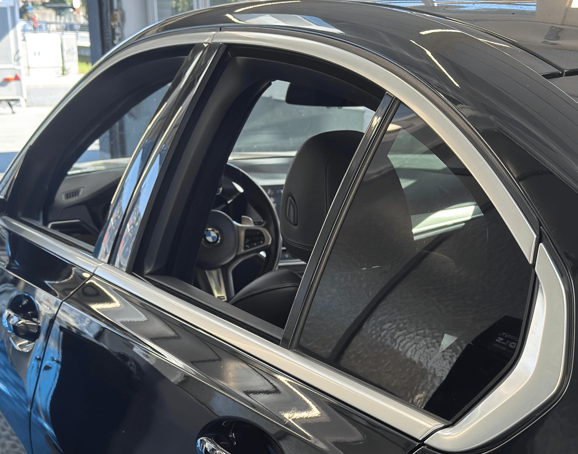 Sportlimousinen-Rahmen ohne Chrome Delete (vorher).